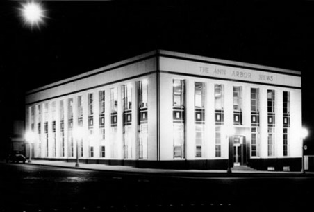 Una imagen histórica del legendario edificio del Ann Arbor News, el único diario de papel que quedaba en la ciudad.